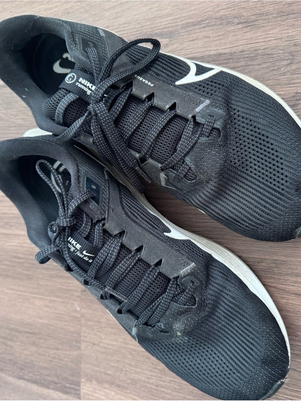 Nike Men’s Black Athletic Running Shoes with White Swoosh 11.5